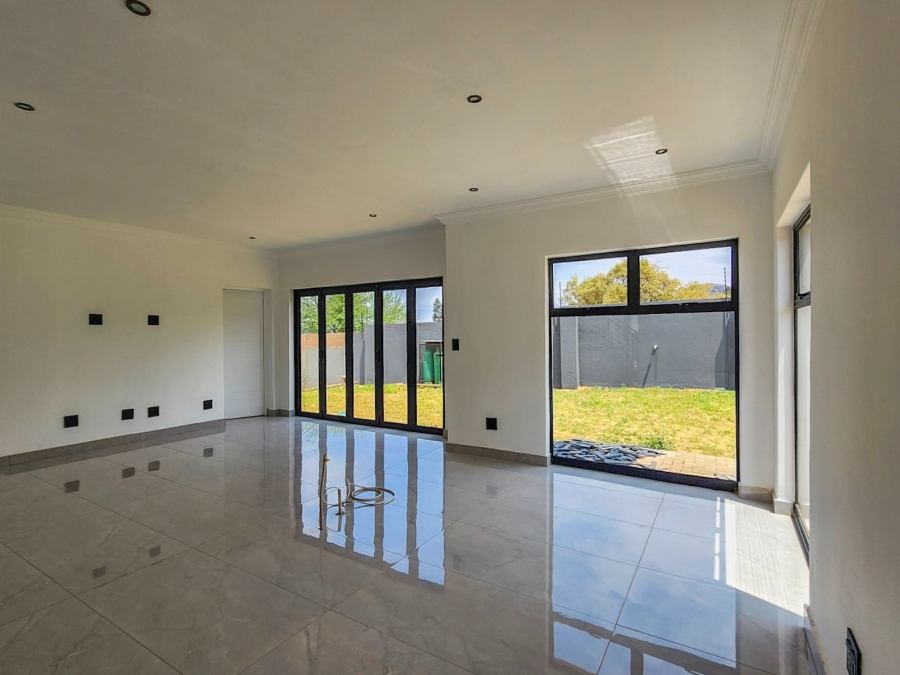 To Let 5 Bedroom Property for Rent in Melodie North West